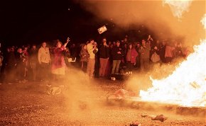 A Biblia is a tűzben végezte: könyvégetést szervezett egy lelkipásztor - videó