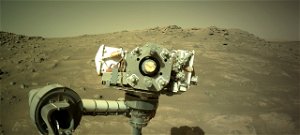 Valaki fekszik a Mars egyik szikláján, és belebámul a marsjáró kamerájába – fotó