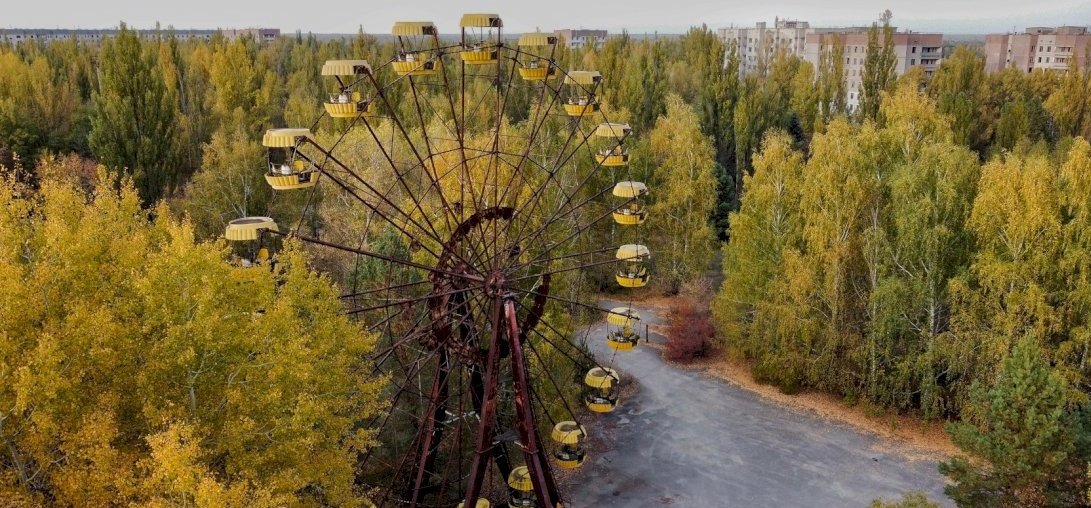 Döbbenetes lesifotó: a csernobili halálzónában az oroszok titokban építkeznek - fotó
