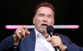 Erre senki sem számított: Arnold Schwarzenegger félretette a testépítést, áttért a profi pofozkodásra? - videó