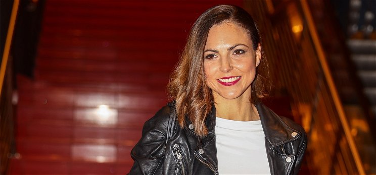 Vörös, fehér és fekete fehérneműben is megmutatta magát a szexi magyar műsorvezetőnő
