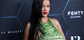 Szexi fehérneműben jelent meg Rihanna a divathéten - terhes pocakját sem takargatta - fotó