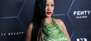 Szexi fehérneműben jelent meg Rihanna a divathéten - terhes pocakját sem takargatta - fotó