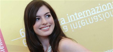 Anne Hathaway bugyit és combot villantott, miközben mindenki Oroszország ellen fordult