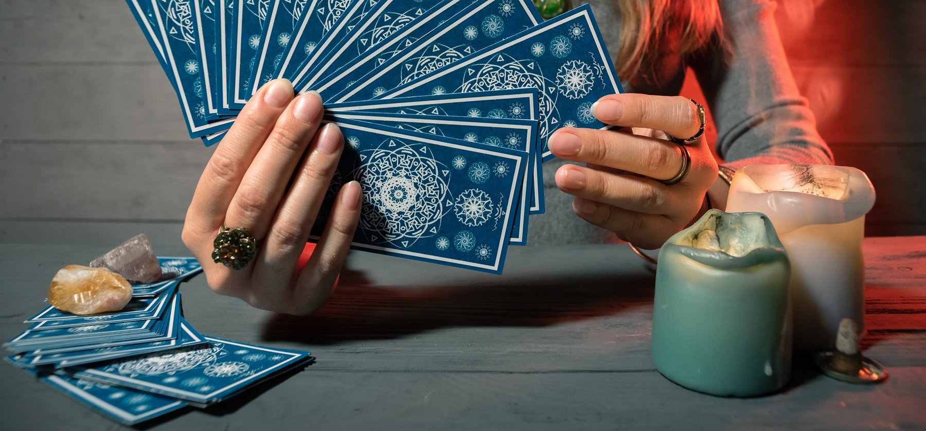 Válassz a 3 kártya közül és kiderül: mire kell figyelned a kapcsolatodnál? – napi jóslás