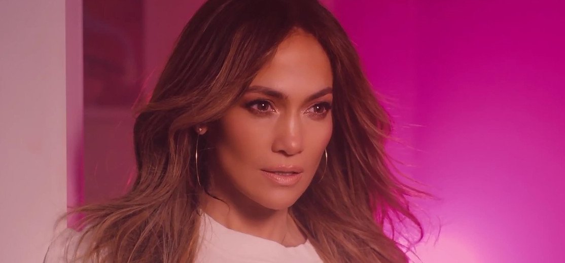 Jennifer Lopez fekete minibugyiban mutatta meg bájait a rajongóknak, kiakadt az internet - fotó