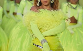 Izgató ruhában partizott Beyoncé, a mellei és a feneke is kilátszottak belőle