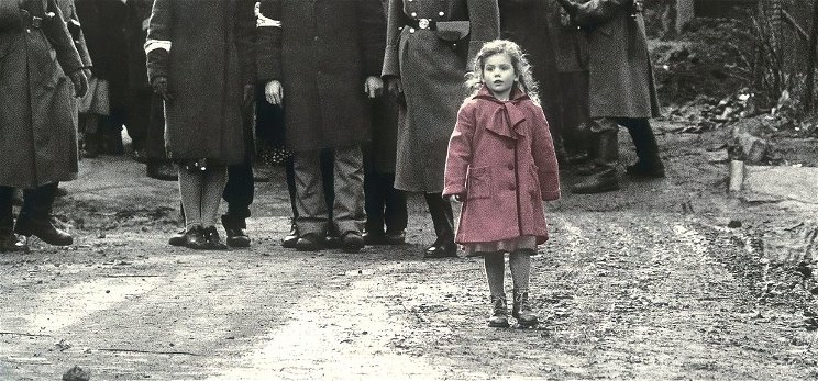 Így néz ki most a piros kabátos kislány a Schindler listájából – Igazi hős lett a gyerekszínészből!