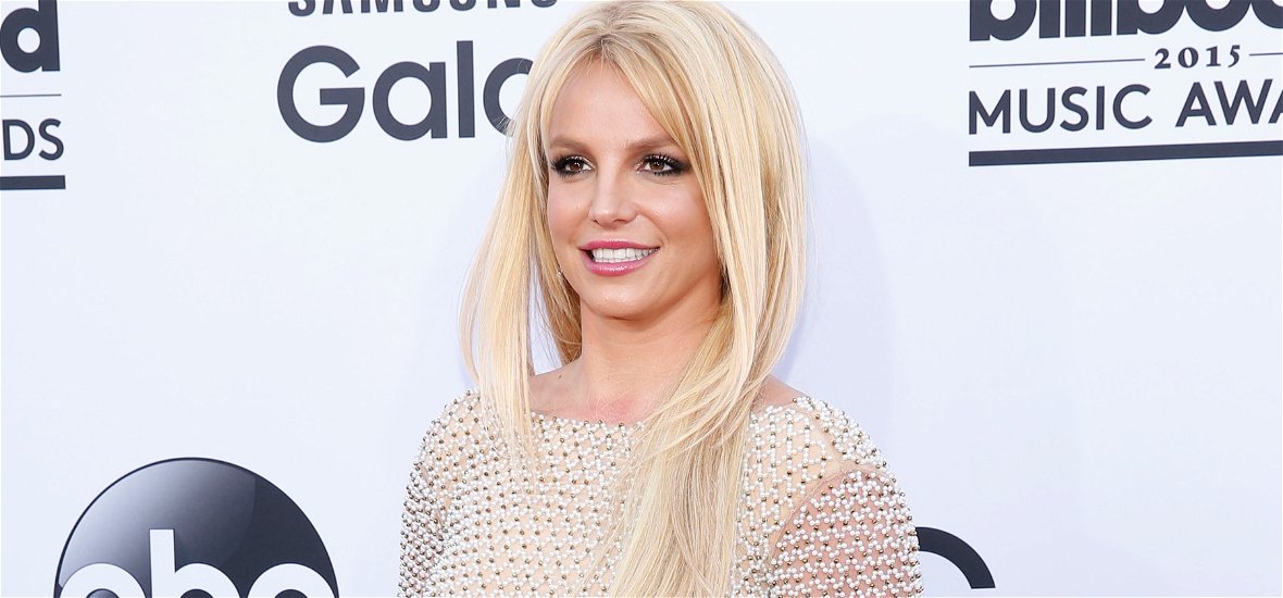 Britney Spears ismét megmutatta a bájait - A tengerparton pakolta ki a melleit (videó)