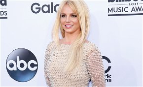 Britney Spears ismét megmutatta a bájait - A tengerparton pakolta ki a melleit (videó)