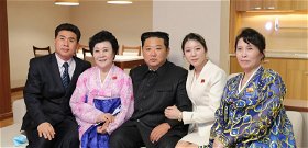 Luxuslakásokat ajándékozott a talpnyalóinak Kim Dzsongun – és közben jól ki is tolt velük
