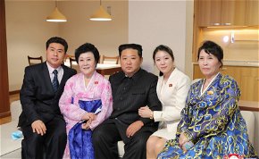 Luxuslakásokat ajándékozott a talpnyalóinak Kim Dzsongun – és közben jól ki is tolt velük