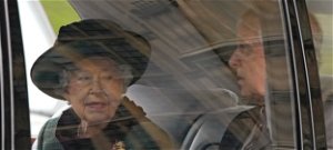 Hihetetlenül apró méretűre kicsinyítették II. Erzsébetet, majd elárasztották fotókkal az internetet