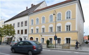 Hitler szülőházába a kis osztrák településen nem akármi költözik be majd, de valamivel nem számoltak