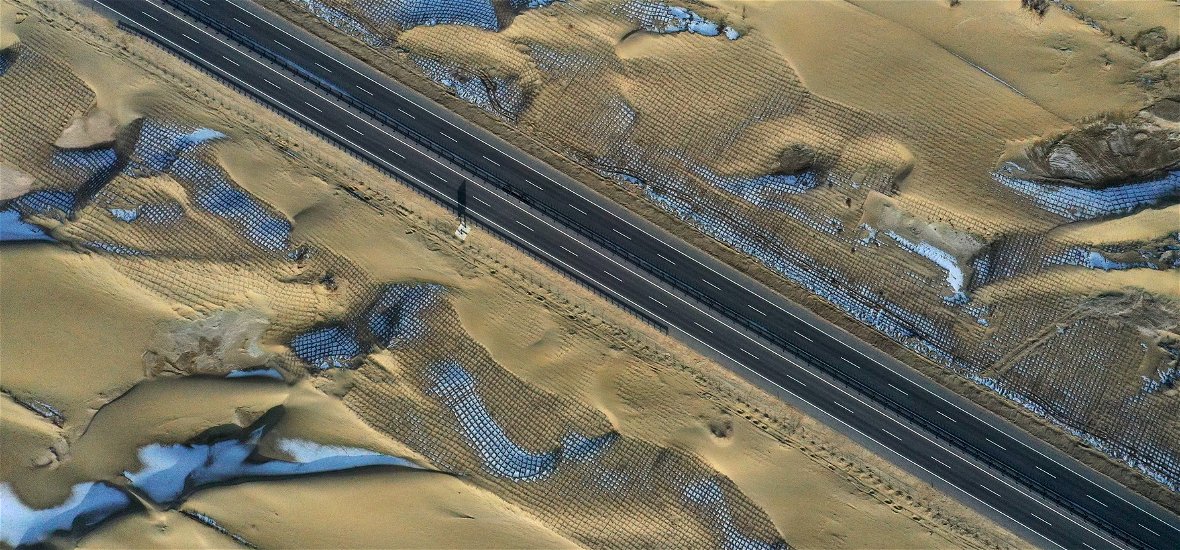 Kínában semmi sem lehetetlen: 500 kilométeres főutat építettek a sivatagban