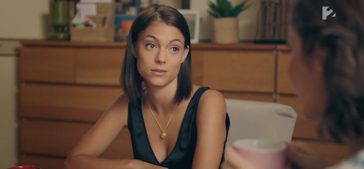 Babaarcú szépség a TV2 új sorozatában – a fiatal magyar színésznő egészen izgató képekkel hódít
