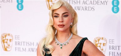 Lady Gaga tangában mutatta meg a tökéletes fenekét, Rubint Rella pedig különleges helyen bújt bikinibe – válogatás
