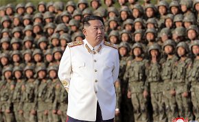 A dilivonat tovább robog Észak-Koreában, Kim Dzsongun betiltotta a nadrágot