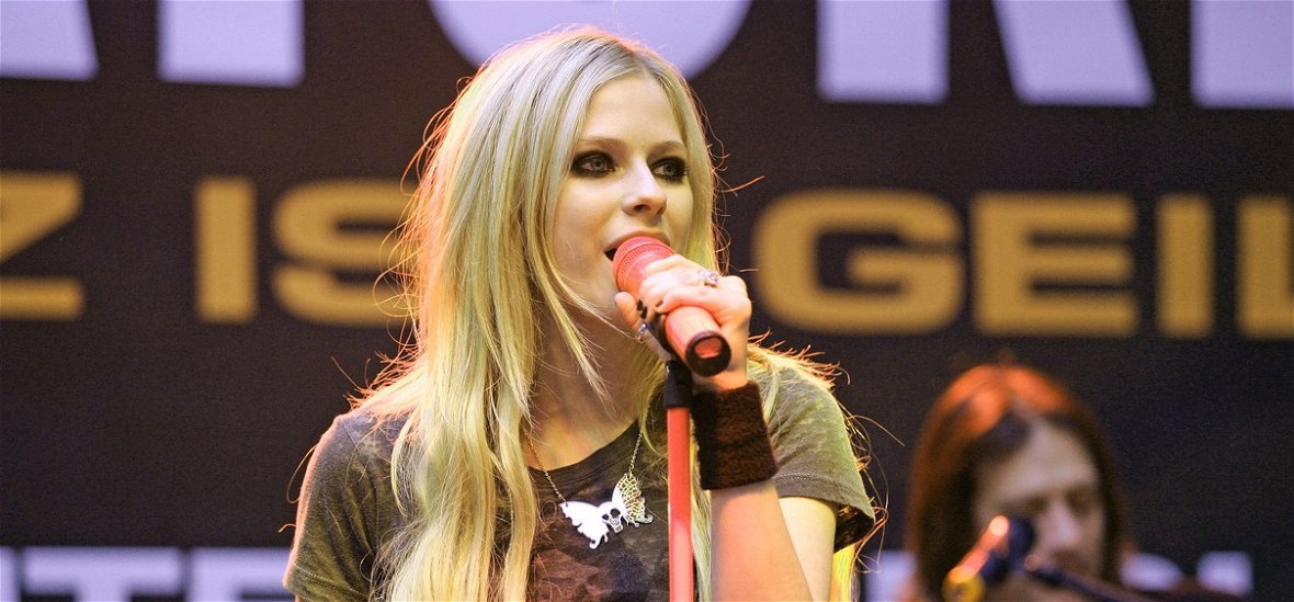 Vad tiniálmaink csodatestű punkrockhercegnője, Avril Lavigne levette a szoknyáját a színpadon, fekete bugyiban áll előttünk