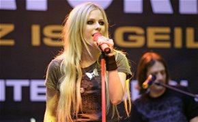 Vad tiniálmaink csodatestű punkrockhercegnője, Avril Lavigne levette a szoknyáját a színpadon, fekete bugyiban áll előttünk