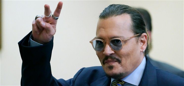 Johnny Depp eltitkolt gyermekével a kezében zavarta meg a tárgyalást egy ismeretlen nő