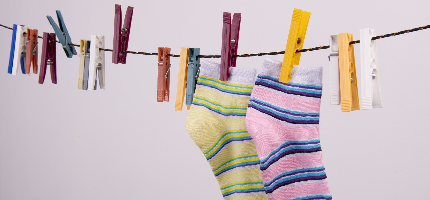 Egyszerű módszerrel tarthatók párban a zoknik mosás közben – így kerüld el az időpocsékoló keresgélést!