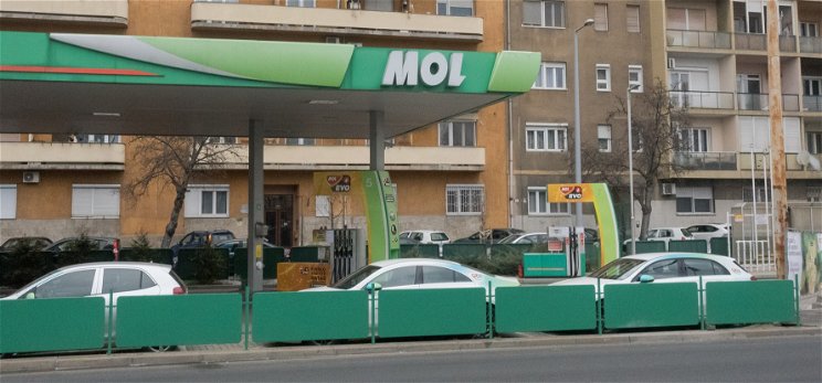 A benzinár nő, de van még egy fontos változás, amin a magyar autósok meg fognak lepődni