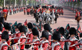 Durva támadás élő adásban: rendbontók törtek be II. Erzsébet ünnepségére, riadót fújt a rendőrség