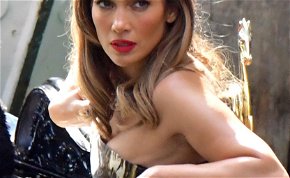 Jennifer Lopez levetkőzött: bugyija szétpattan a testén, a melltartója pedig sosem volt még ennyira rakoncátlan