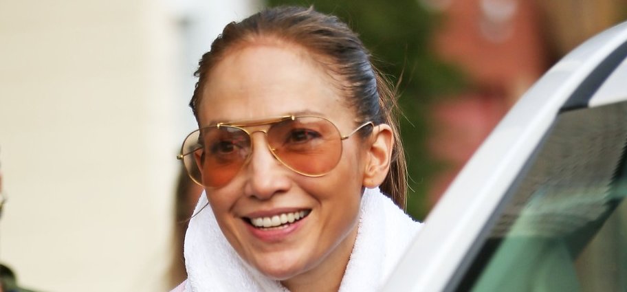 A csodatestű Jennifer Lopez teljesen levetkőzött, és egy fotót is kitett az internetre magáról