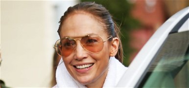 A csodatestű Jennifer Lopez teljesen levetkőzött, és egy fotót is kitett az internetre magáról