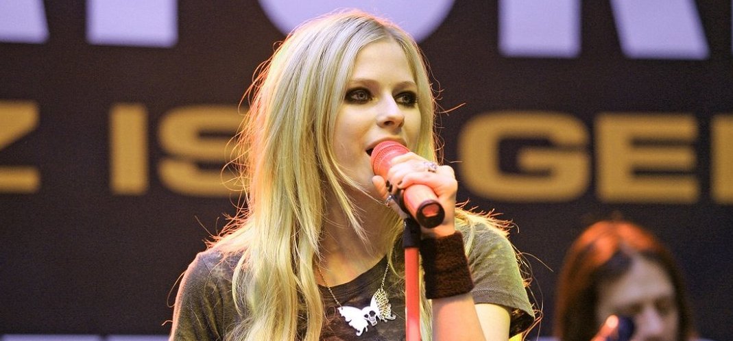 Avril Lavigne szoknyája úgy szétnyílt koncert közben, hogy több tízezer ember is láthatta a bugyiját? Nagyon úgy tűnik a képek alapján
