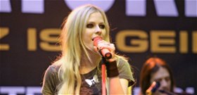 Avril Lavigne szoknyája úgy szétnyílt koncert közben, hogy több tízezer ember is láthatta a bugyiját? Nagyon úgy tűnik a képek alapján
