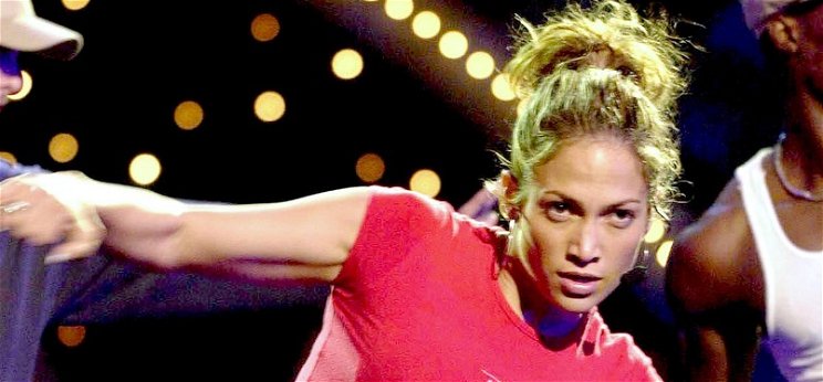 Jennifer Lopez ruháját szétfújta a szél, megmutatta, hogy mi van a fenekére írva