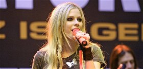Tiniálmaink legjobb csajának, Avril Lavigne-nak brutálisan belátni a lábai közé a miniszoknyában, ettől a képtől felrobban az internet