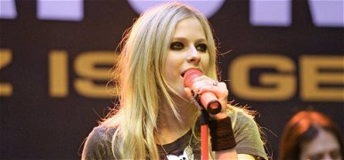 Tiniálmaink legjobb csajának, Avril Lavigne-nak brutálisan belátni a lábai közé a miniszoknyában, ettől a képtől felrobban az internet