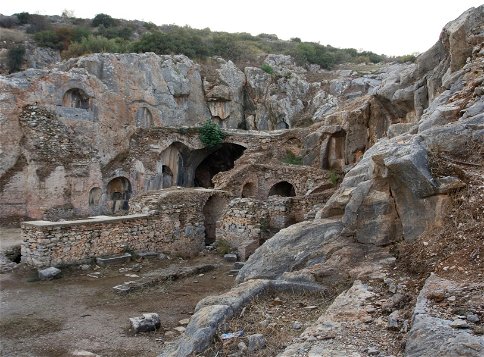 Hét embert találtak befalazva egy barlangban, akik nem haltak meg, csak aludtak