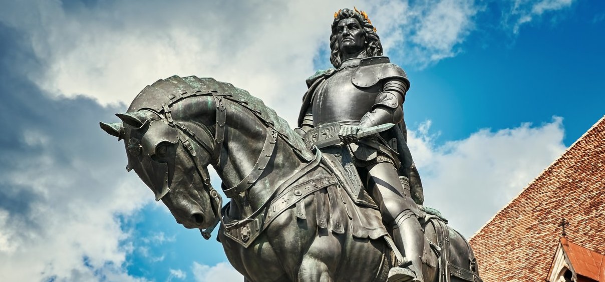 500 éve alszik Magyarország közepén egy hegy gyomrában a leghíresebb magyar király? Egészen megdöbbentő legendák keringenek az egyik leghíresebb királyunkról