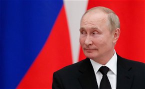 Röhejesen ábrázolták Európában Putyint, az orosz nagykövetség pedig iszonyatosan bedühödött