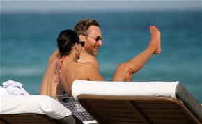 David Guetta és bombatestű barátnője Miami partján pihen