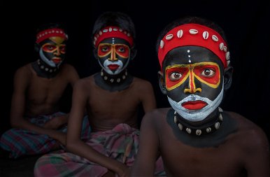 Miért festik be az indiai fiúk az arcukat?