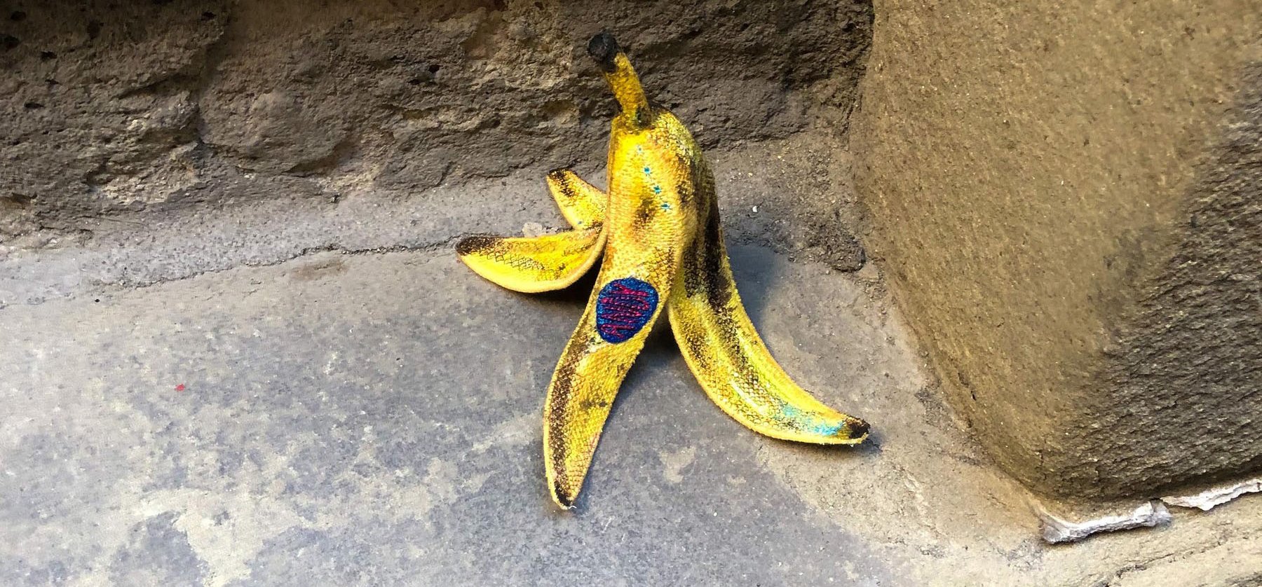 Valami nem stimmel ezzel a „banánnal”, igaz? – Az egész internetet ámulatba ejtették egy lengyel művész alkotásai!
