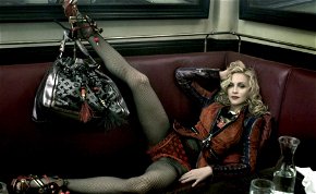 Madonna egy hancúrlécet puszilgat: korhatárosra sikerült a születésnap - 18+