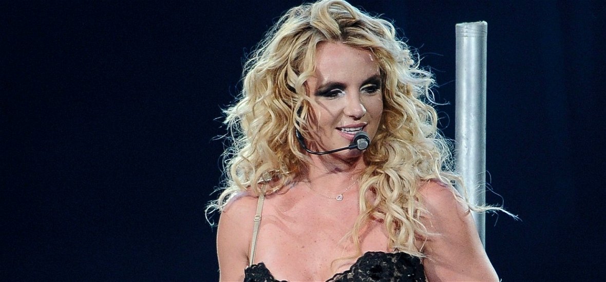 Apuci már nem figyel, így Britney Spears újra megmutatta a melleit – fotók