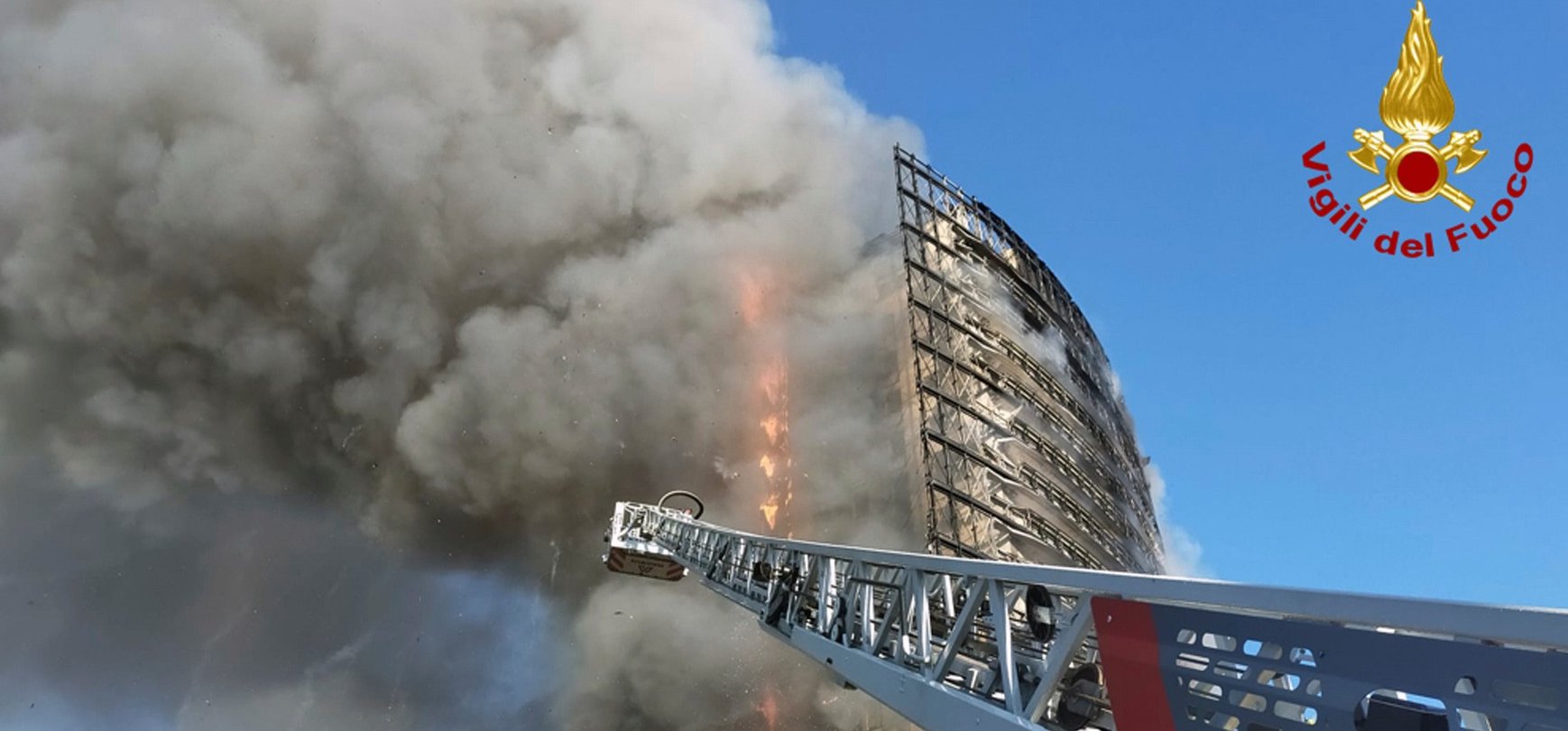 Félelmetes fotók: lángolt egy 20 emeletes lakóépület Olaszországban