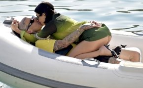 Kourtney Kardashian és a pasija egy motorcsónakban estek egymásnak – lesifotók