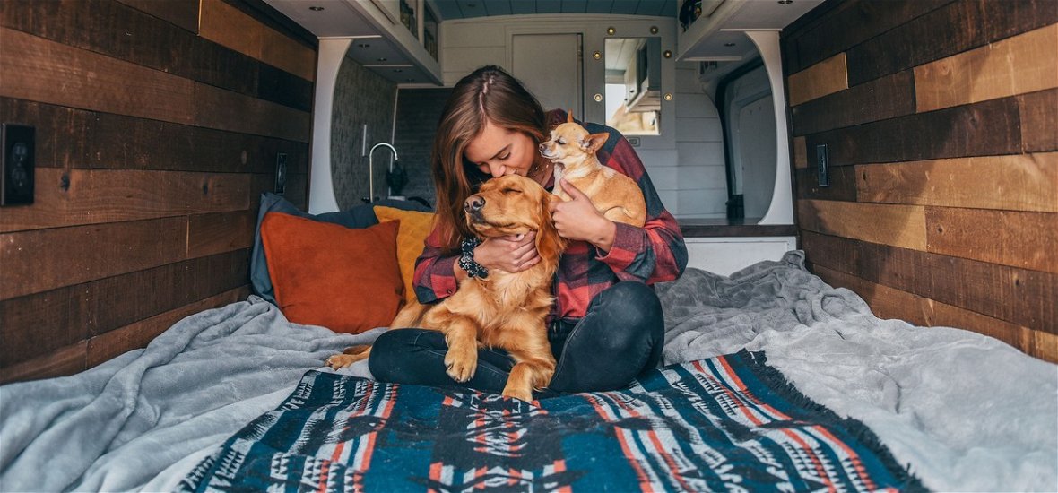 Irigylésre méltó bátorság: szakított a pasijával, és azóta a két kutyájával utazgat egy furgonban ez a 26 éves lány – fotók