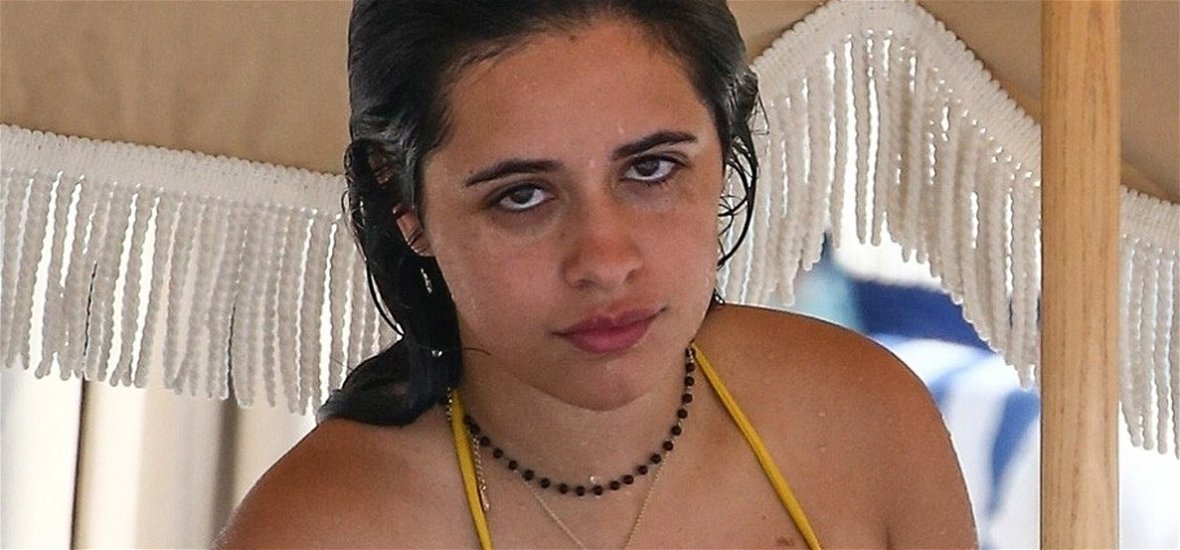 Ebben a morcos arcban minden benne van: Camila Cabello bikinis lubickolását tönkretette egy paparazzo – képek