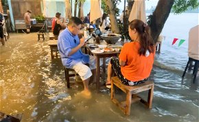 Hiába az árvíz, az étterem nem akar bezárni – fotók