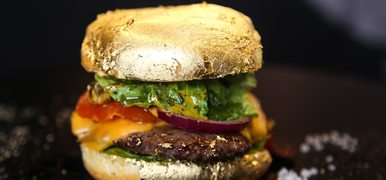 Adnál 43 ezret egy 24 karátos arannyal bevont hamburgerért, ráadásul köret nélkül? – képek